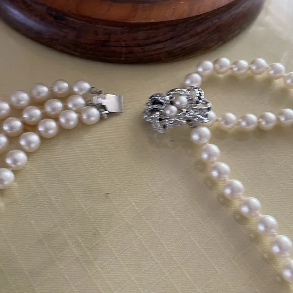 Vintage Elegant white Faux 3- Tier Pearl Necklace - Picture 6 of 7